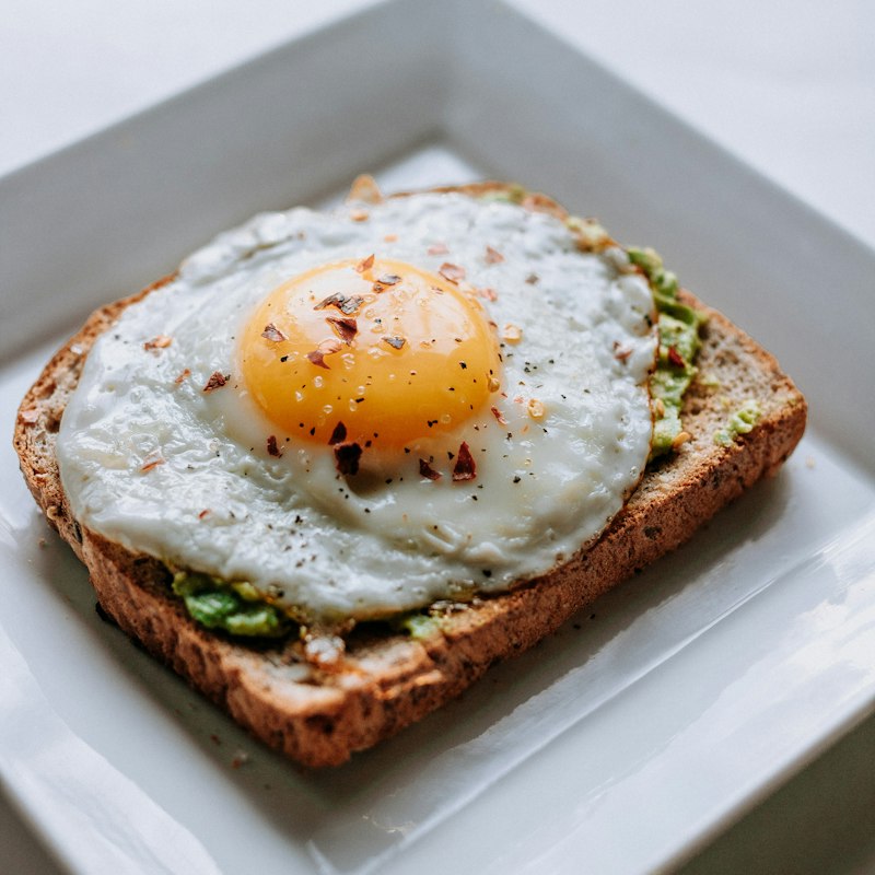 Tosta de aguacate y huevo